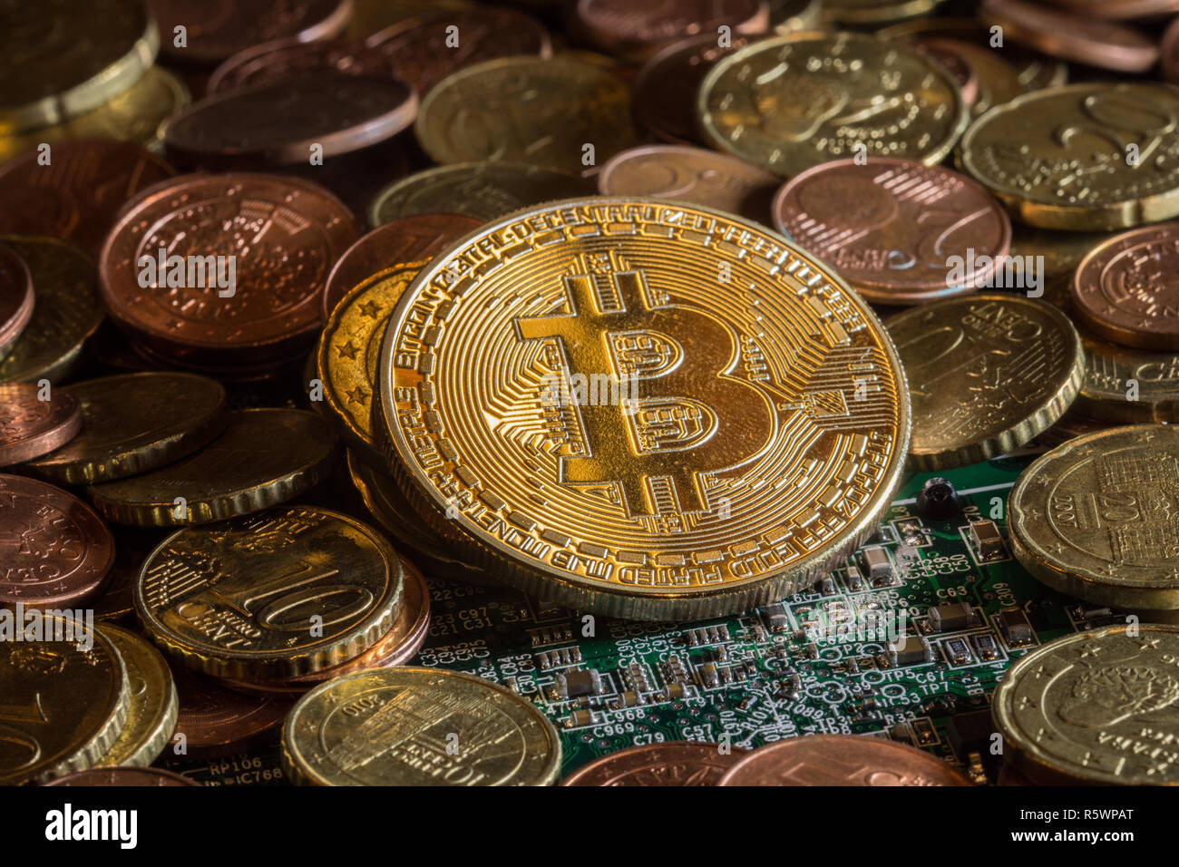 Bitcoin und Euro Münze Mix an Stromkreis Stockfoto