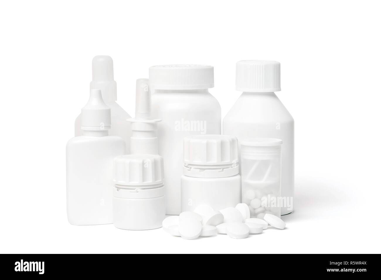 Mehrere sauberen, weißen medizinische Flaschen und einen Stapel Weiße, runde Tabletten auf weißem Hintergrund mit Studio Light Stockfoto