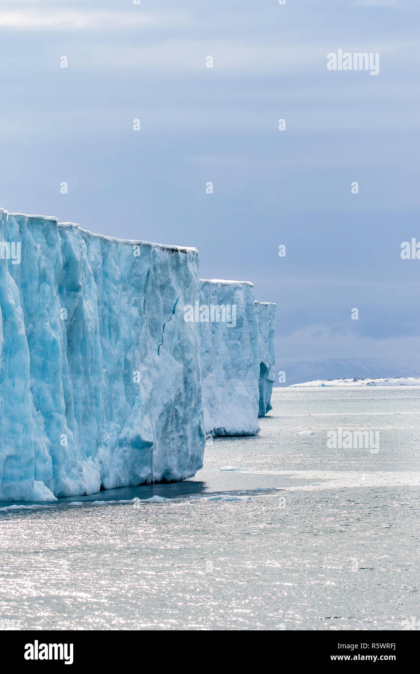 Gletscher und Meer, Negribreen, Ostküste von Spitzbergen, einer Insel in Svalbard, Norwegen. Stockfoto