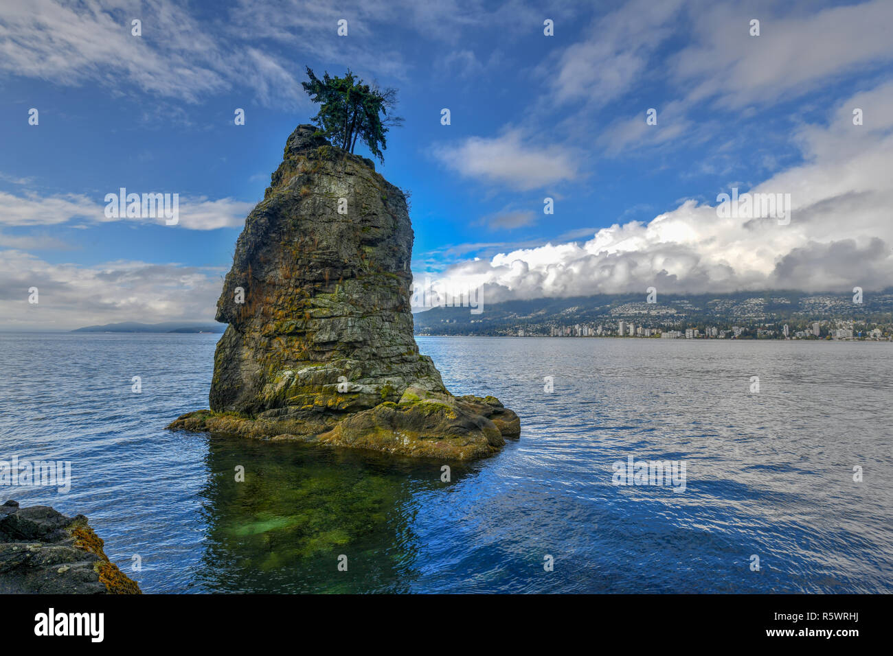 Siwash Rock, auch von Squamish name Skaish, einem berühmten Rock outcropping Formation auf den Stanley Park Seawall Vancouver British Columbia Kanada bekannt Stockfoto