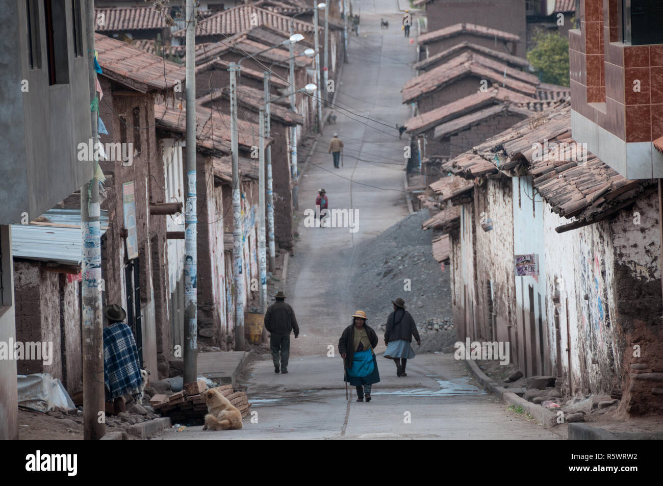 Yaurisque, Peru - 15. August 2011: Die Straßen von einer sehr armen Stadt in der Mitte der Anden. Stockfoto