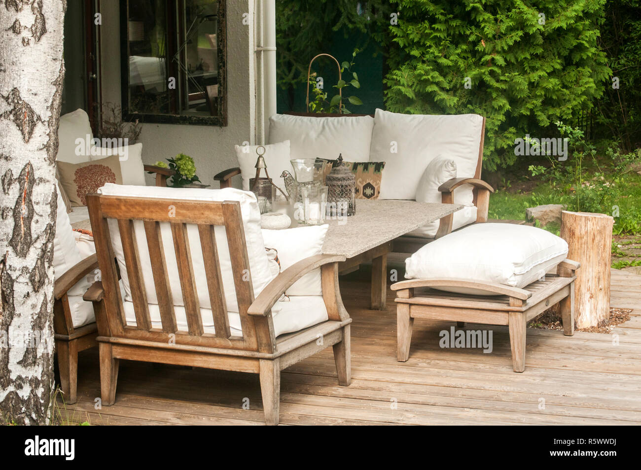Home Garten Holzmobel Mit Tisch Stuhlen Und Kissen Auf Holzbrettern Boden Stockfotografie Alamy