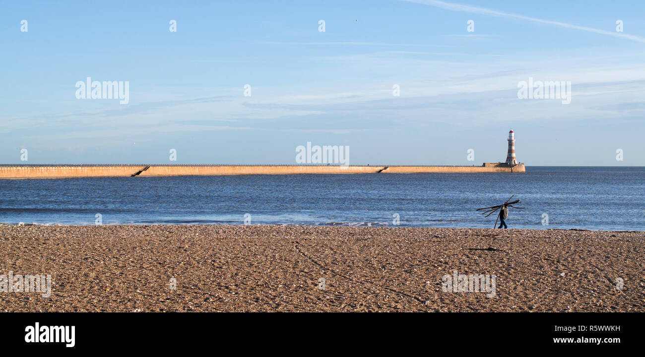 Mann, Treibholz, Roker Strand, Sunderland, England, Großbritannien Stockfoto