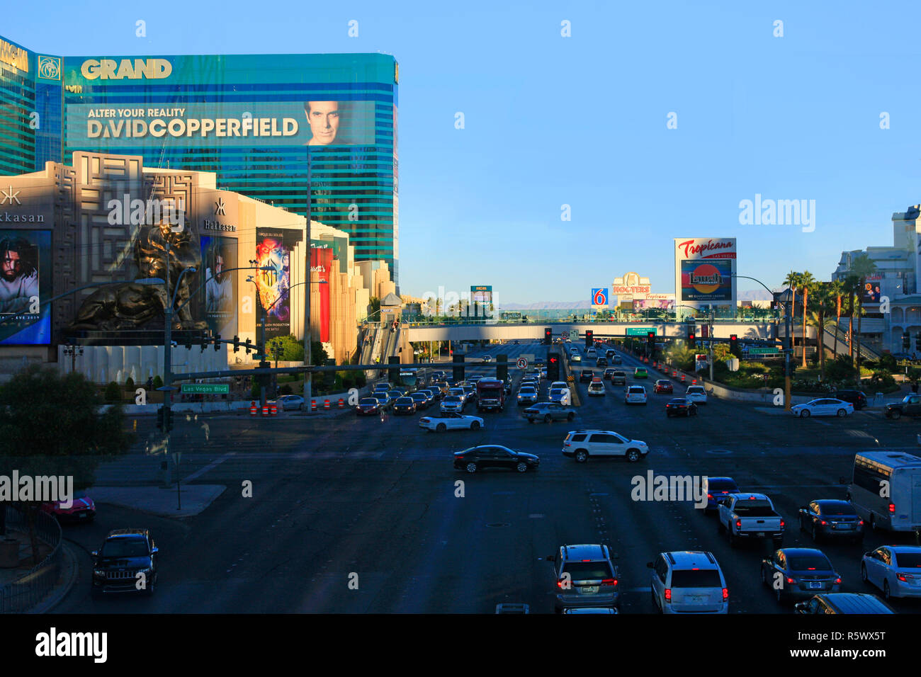 An der Kreuzung von W. Tropicana Ave und S Las Vegas Blvd und der Grand Hotel im Hintergrund in Las Vegas, NV Stockfoto