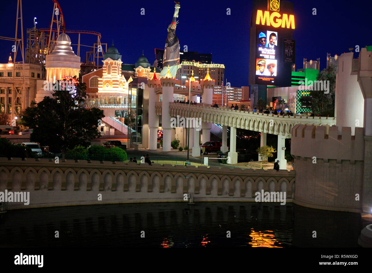 MGM Grand Hotel und New York New York vom Excalibur Hotel in der Nacht in Las Vegas, Nevada Stockfoto