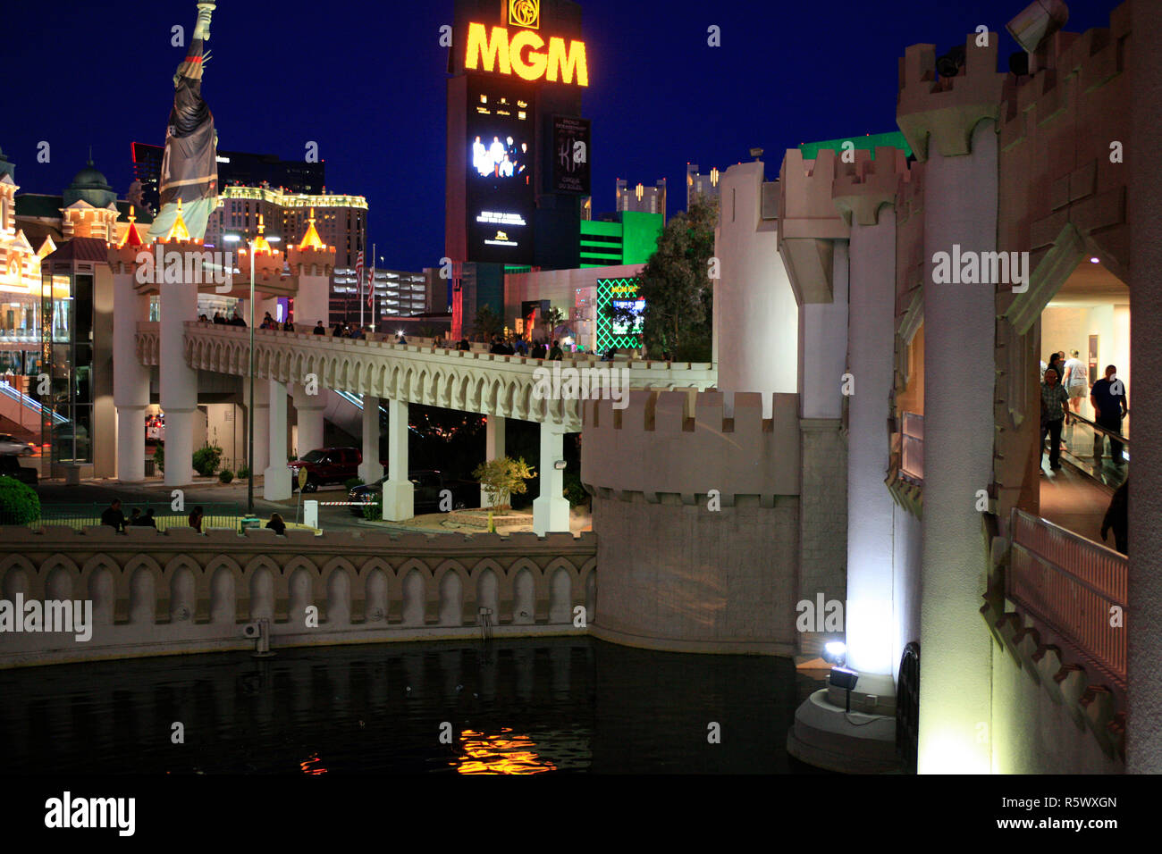 MGM Grand Hotel und New York New York vom Excalibur Hotel in der Nacht in Las Vegas, Nevada Stockfoto