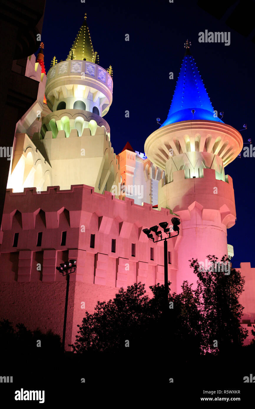 Das Excalibur Hotel bei Nacht, beleuchtet wie ein Märchenschloss in Las Vegas, Nevada Stockfoto