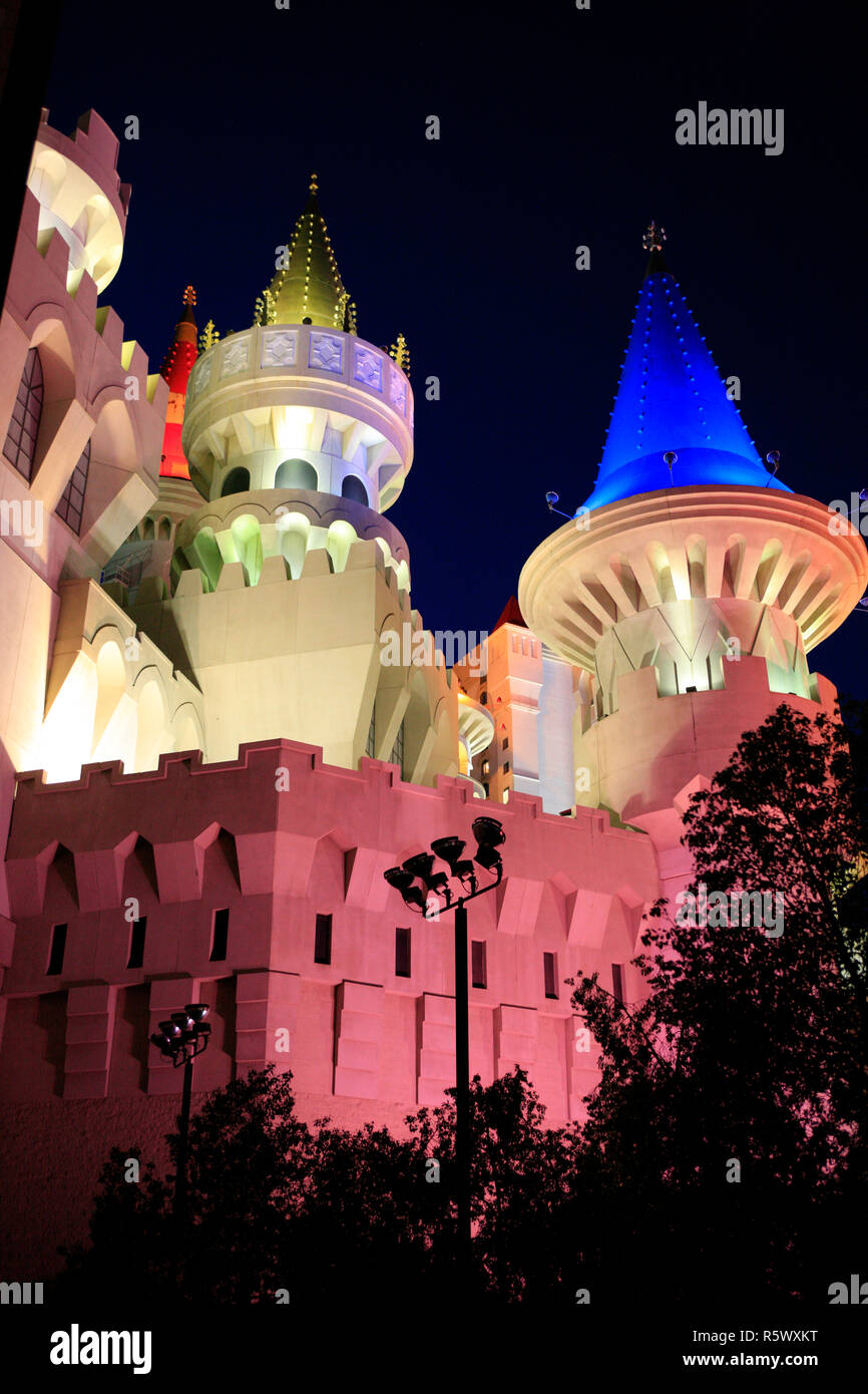 Das Excalibur Hotel bei Nacht, beleuchtet wie ein Märchenschloss in Las Vegas, Nevada Stockfoto