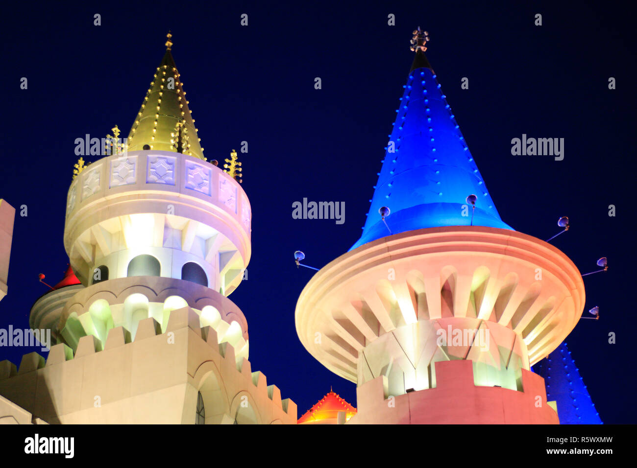 Das Excalibur Hotel bei Nacht, beleuchtet wie ein Märchenschloss in Las Vegas, Nevada Stockfoto