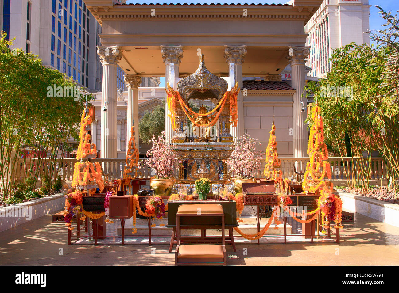 Die Budist Heiligtum der vier - Brahma vor Caesars Palace Hotel in Las Vegas, Nevada, geleitet. Stockfoto