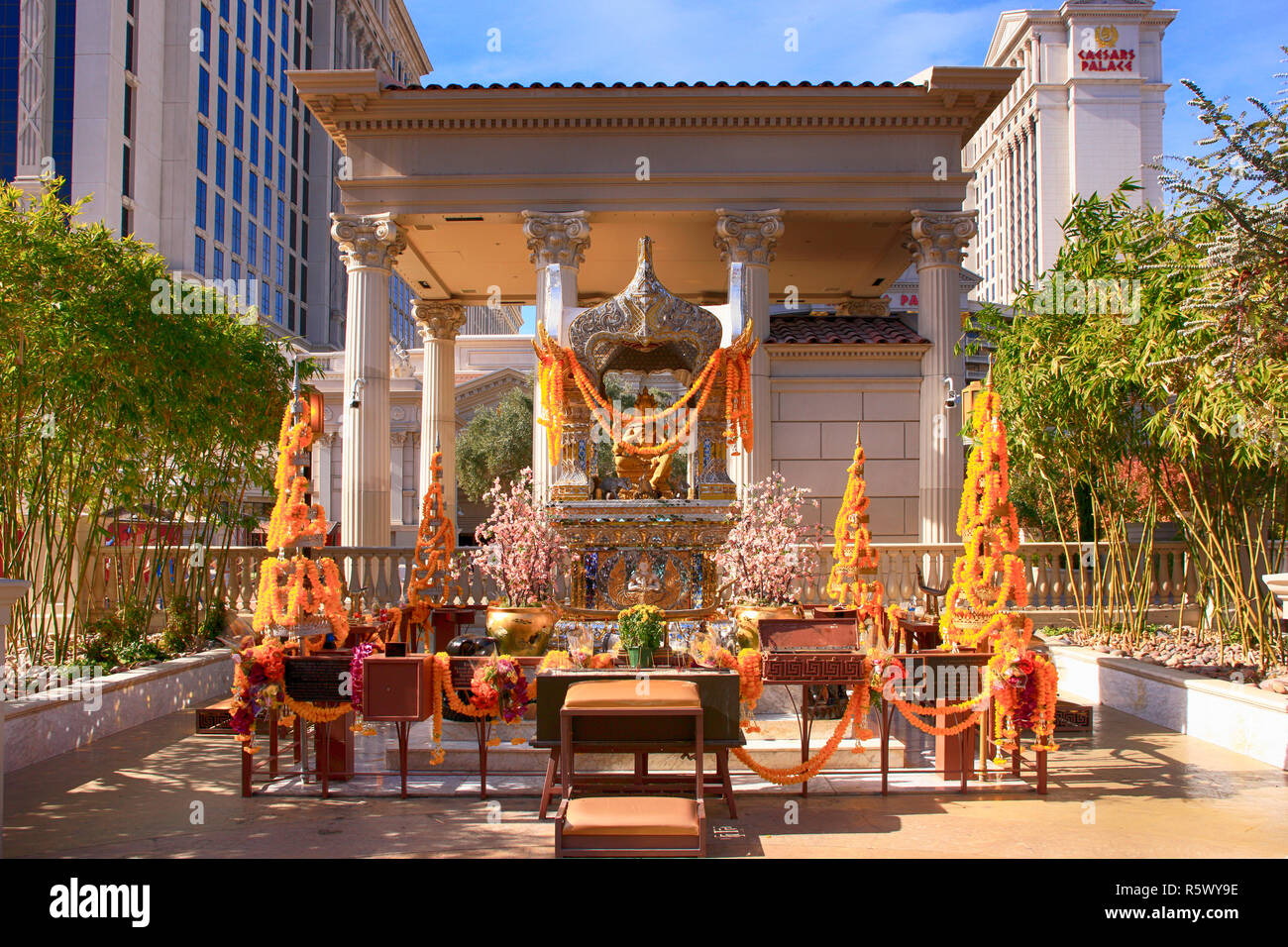 Die Budist Heiligtum der vier - Brahma vor Caesars Palace Hotel in Las Vegas, Nevada, geleitet. Stockfoto