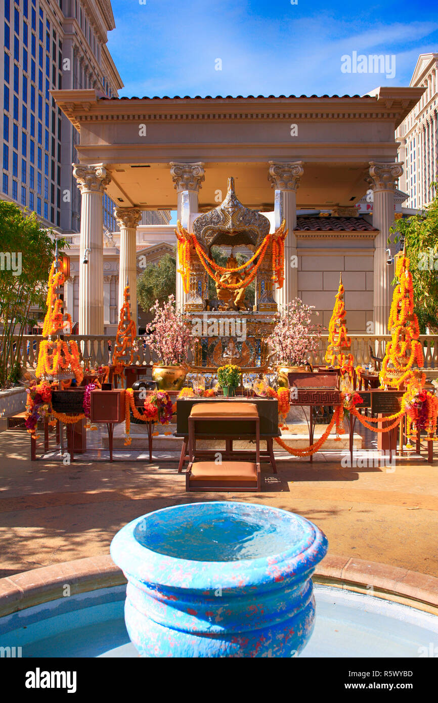 Die Budist Heiligtum der vier - Brahma vor Caesars Palace Hotel in Las Vegas, Nevada, geleitet. Stockfoto