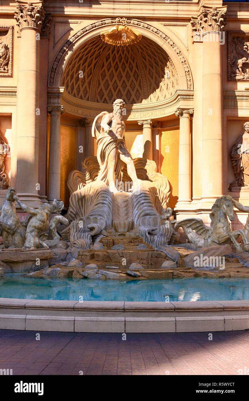 Der Trevi Brunnen außerhalb Caesars Palace Hotel und store Komplex in Las Vegas, Nevada. Stockfoto