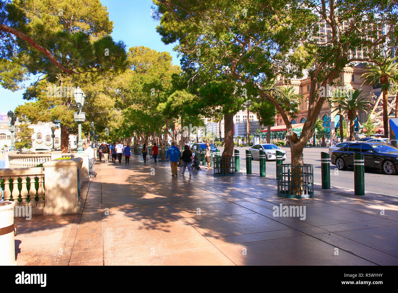 Menschen zu Fuß entlang der Pariser Straßencafé in Paris, Las Vegas, Nevada Stockfoto