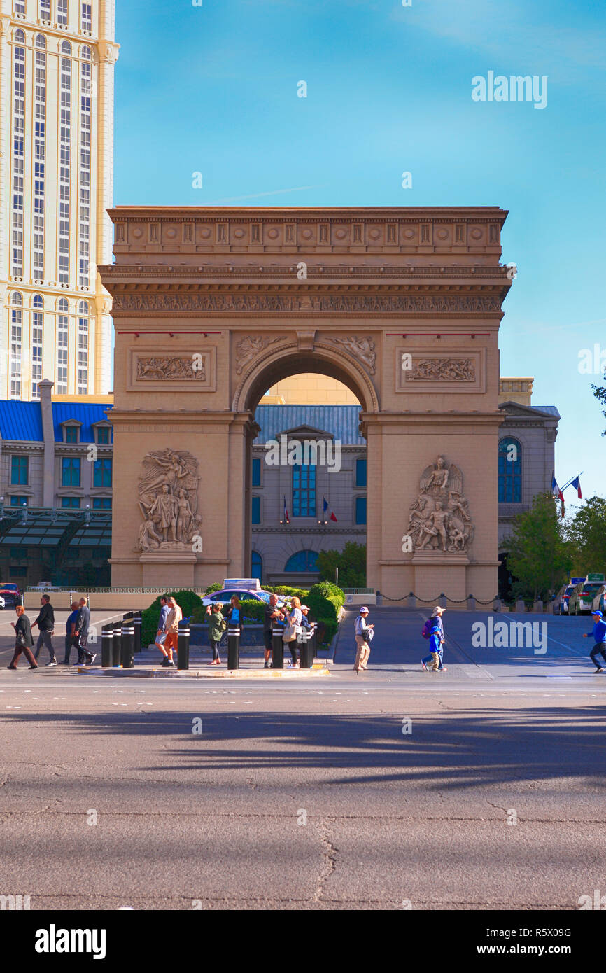 Überqueren der Straße vor dem Arc de Triumph in Paris Las Vegas am Strip in Las Vegas, Nevada Stockfoto