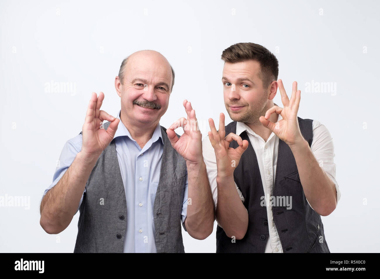 Hübschen europäischen Männern in Shirt zeigen ok anmelden. Stockfoto