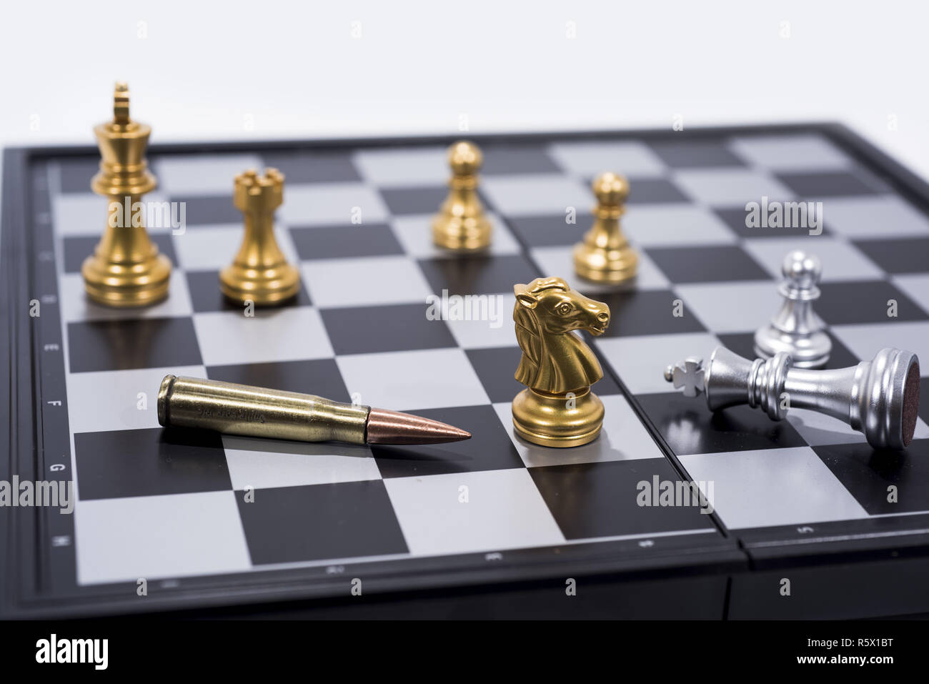 Schachbrett isoliert auf weißem Hintergrund. Goldene und Silberne zahlen. Stockfoto
