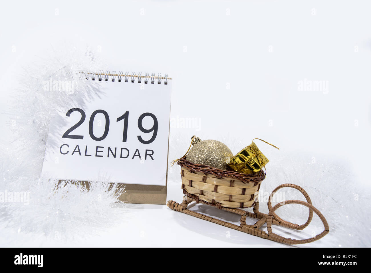 Weihnachtsdekoration auf weißem Hintergrund. Tabelle Papier Kalender des Jahres 2019. Stockfoto