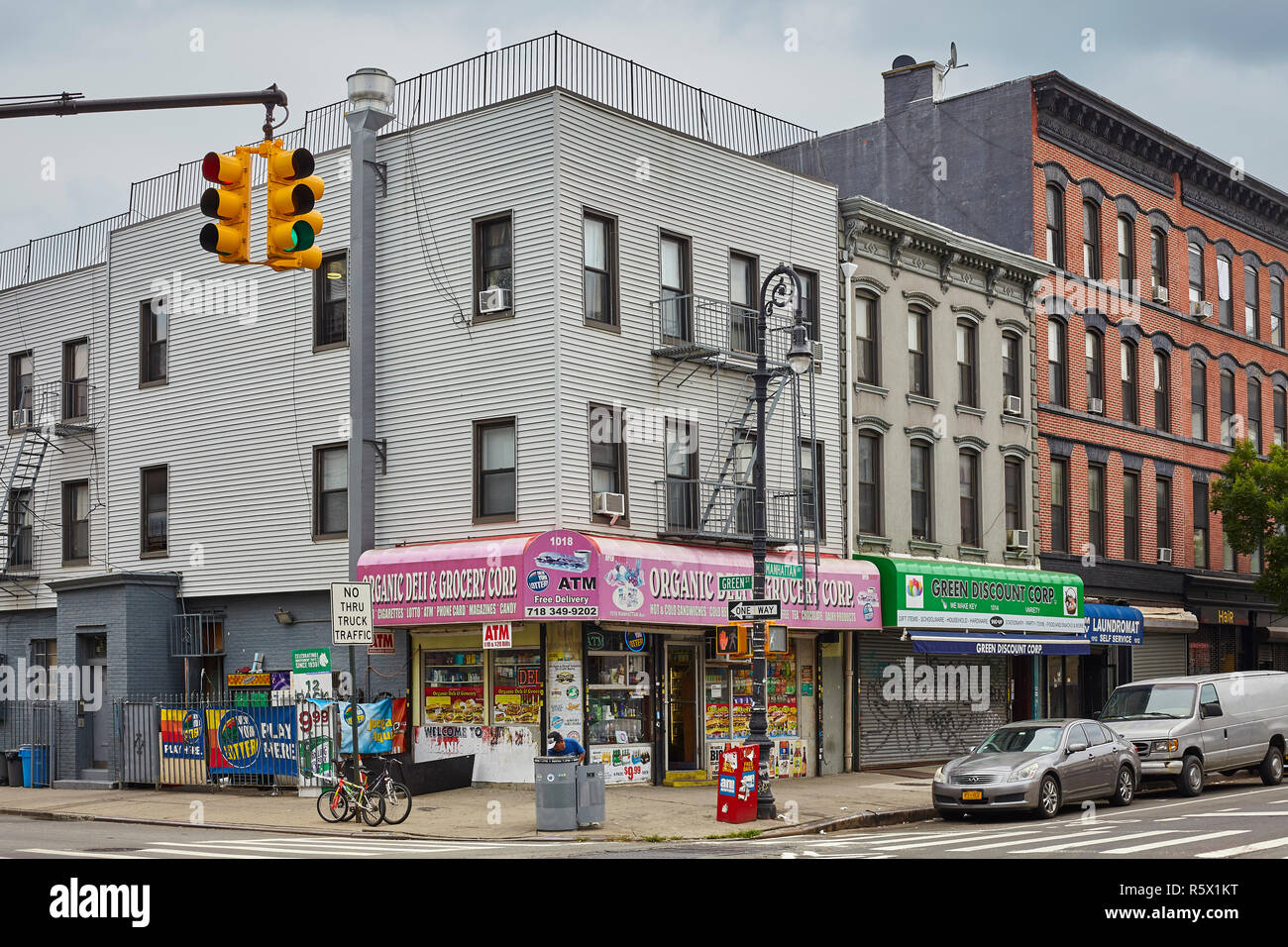 New York, USA - 04. Juli 2018: Geschäfte an der Ecke von Manhattan Avenue und die Green Street Greenpoint Nachbarschaft ist auch so wenig Polen kennen. Stockfoto
