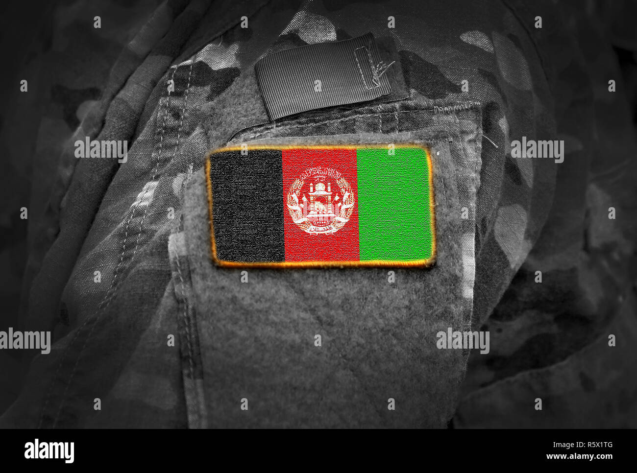 Flagge Afghanistan auf Soldaten arm (Collage). Stockfoto