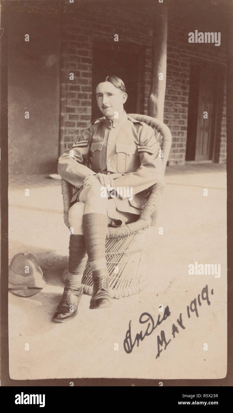 Jahrgang Foto: ein Soldat der britischen Armee in Indien 1919. Ein korporal Tragen eines tropischen Khaki Uniform. Stockfoto