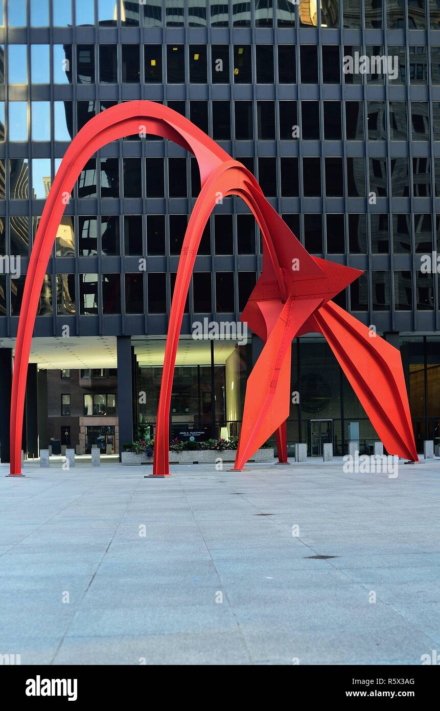 Chicago, Illinois, USA. Die Alexander Calder Skulptur Flamingo mit seiner Farbe, die als 'Calder rot bekannt wurde.' Stockfoto