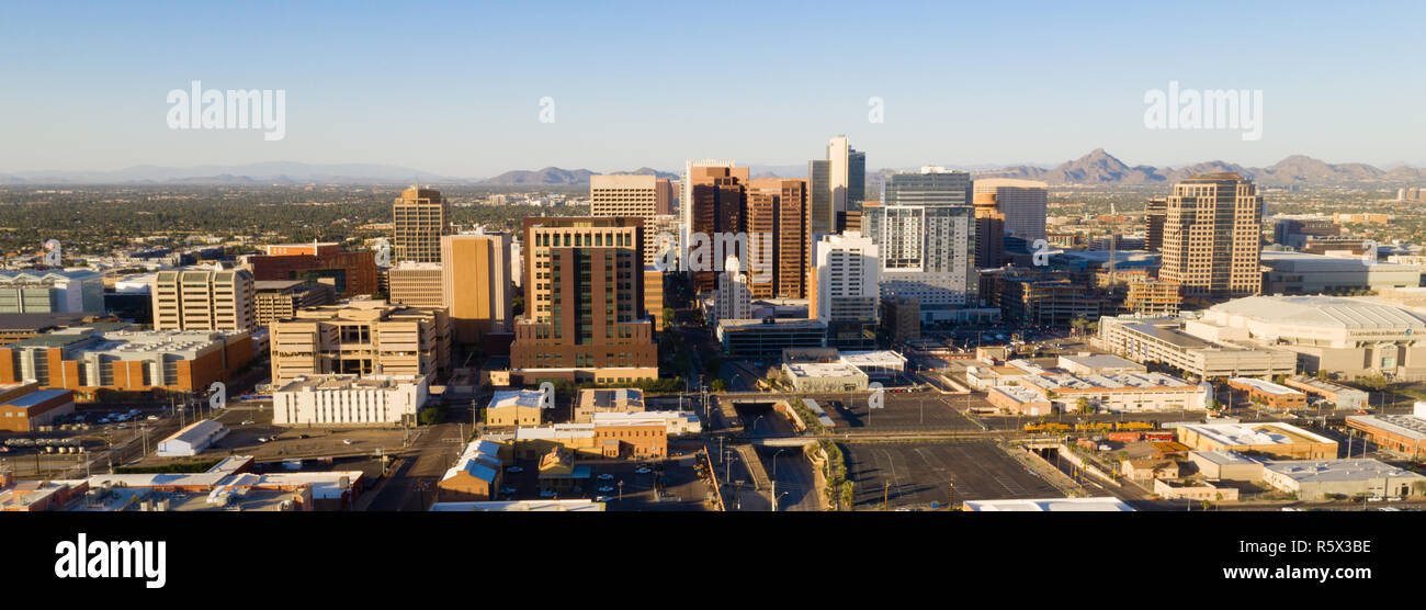 Am späten Nachmittag Sonne leuchtet die Gebäude in der Innenstadt von städtischen Kern von Phoenix Arizona Stockfoto