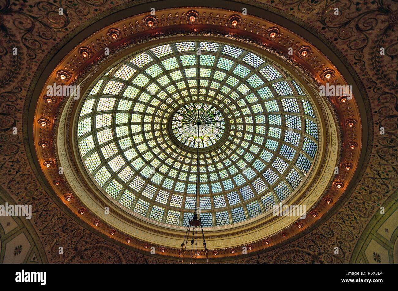 Chicago, Illinois, USA. Die 38-Fuß-Tiffany Glas Kuppel gestaltet von der Künstlerin J. A. Holtzer. In der Preston Bradley Hall im Chicago Cultural Center. Stockfoto