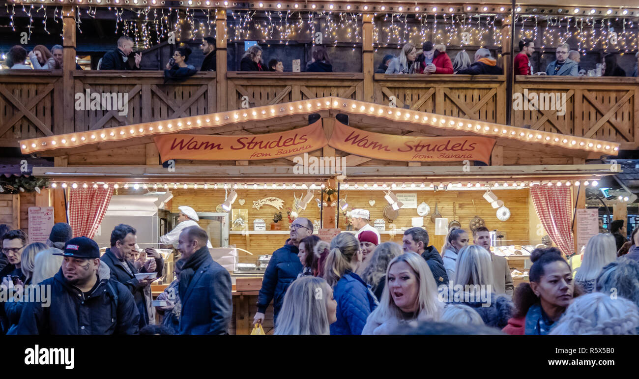 02. Dezember 2018, Manchester Weihnachtsmarkt, Menschen genießen Sie Speisen aus der warmen Strudel Stall und die Getränke in der Bar vor. Stockfoto