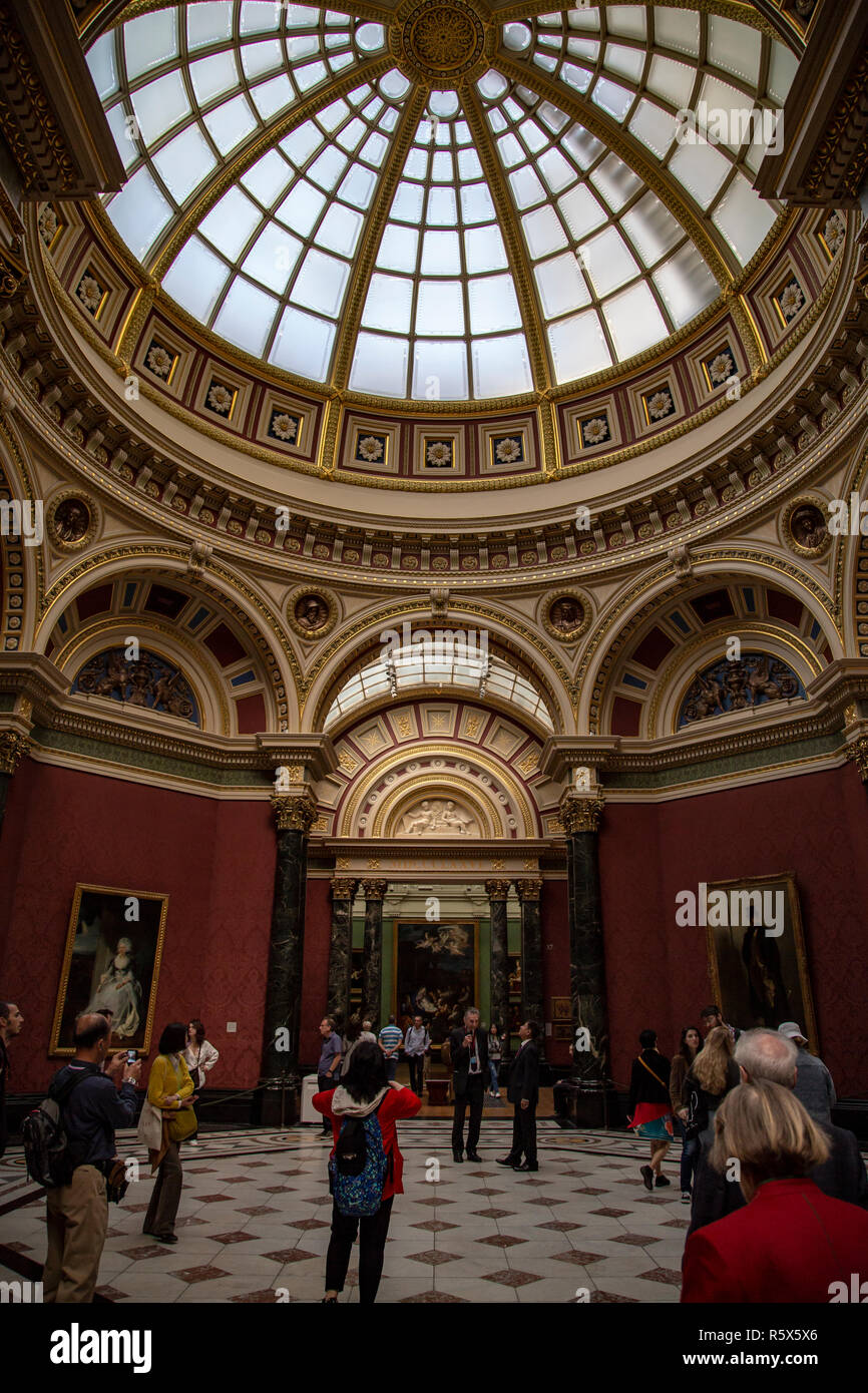 Die Leute in den Galerien der National Gallery, dem Trafalgar Square, London, Vereinigtes Königreich Stockfoto