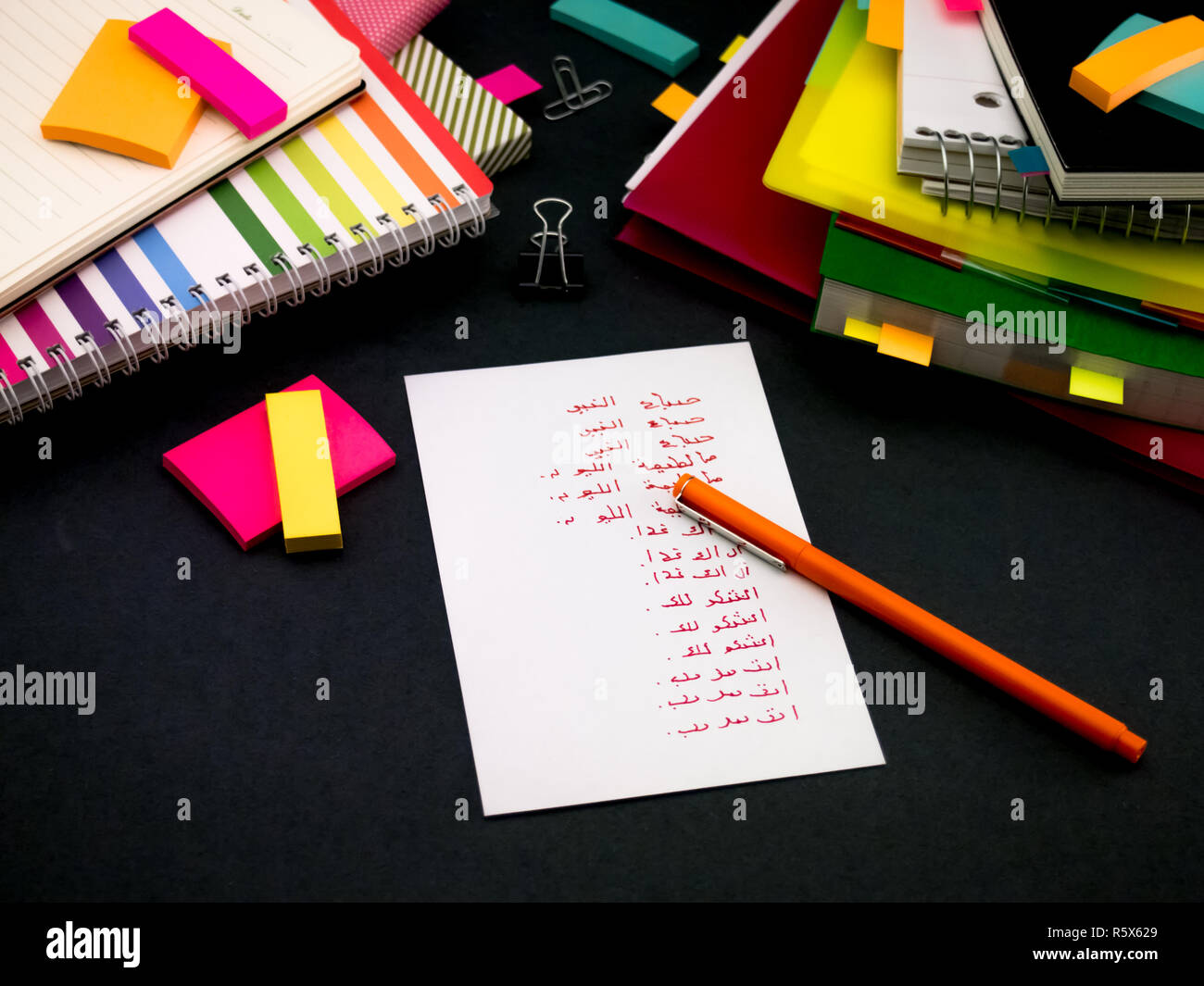 Lernen neue Sprache Schreiben Worte viele Male auf dem Notebook Arabisch Stockfoto