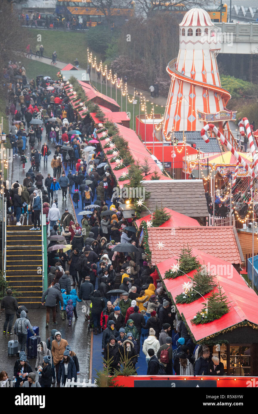 Edinburgh Weihnachtsmarkt, Princes Street Gardens, Xmas, Menschenmassen, überfüllt Stockfoto
