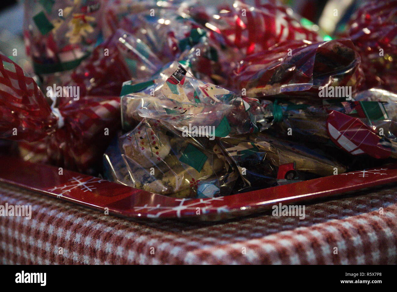 Weihnachtsplätzchen in Kunststoff auf eine Tischdecke. Stockfoto