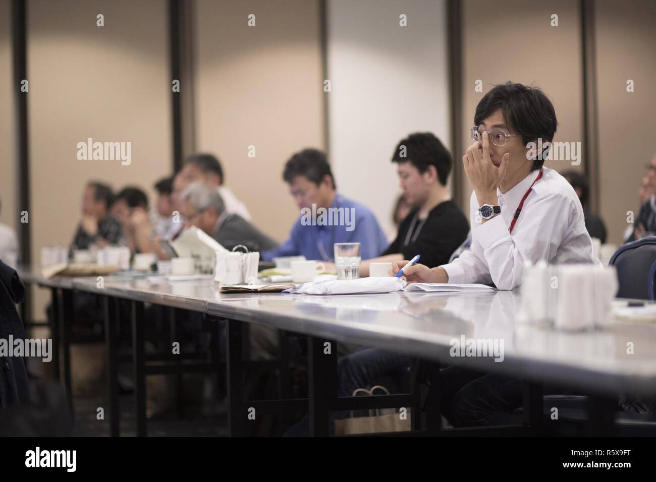 Die Teilnehmer machen sich Notizen während der KANTO Ebene Mid-Air Kollision und Vermeidung Konferenz, an Yokota Air Base, Japan, 15. April 2017. Mehr als 100 privaten japanischen Piloten nahmen an der Konferenz teil Bewußtsein zu erhöhen und die Sicherheit in der Himmel über dem Yokota fördern und die umliegenden Gemeinden. Stockfoto