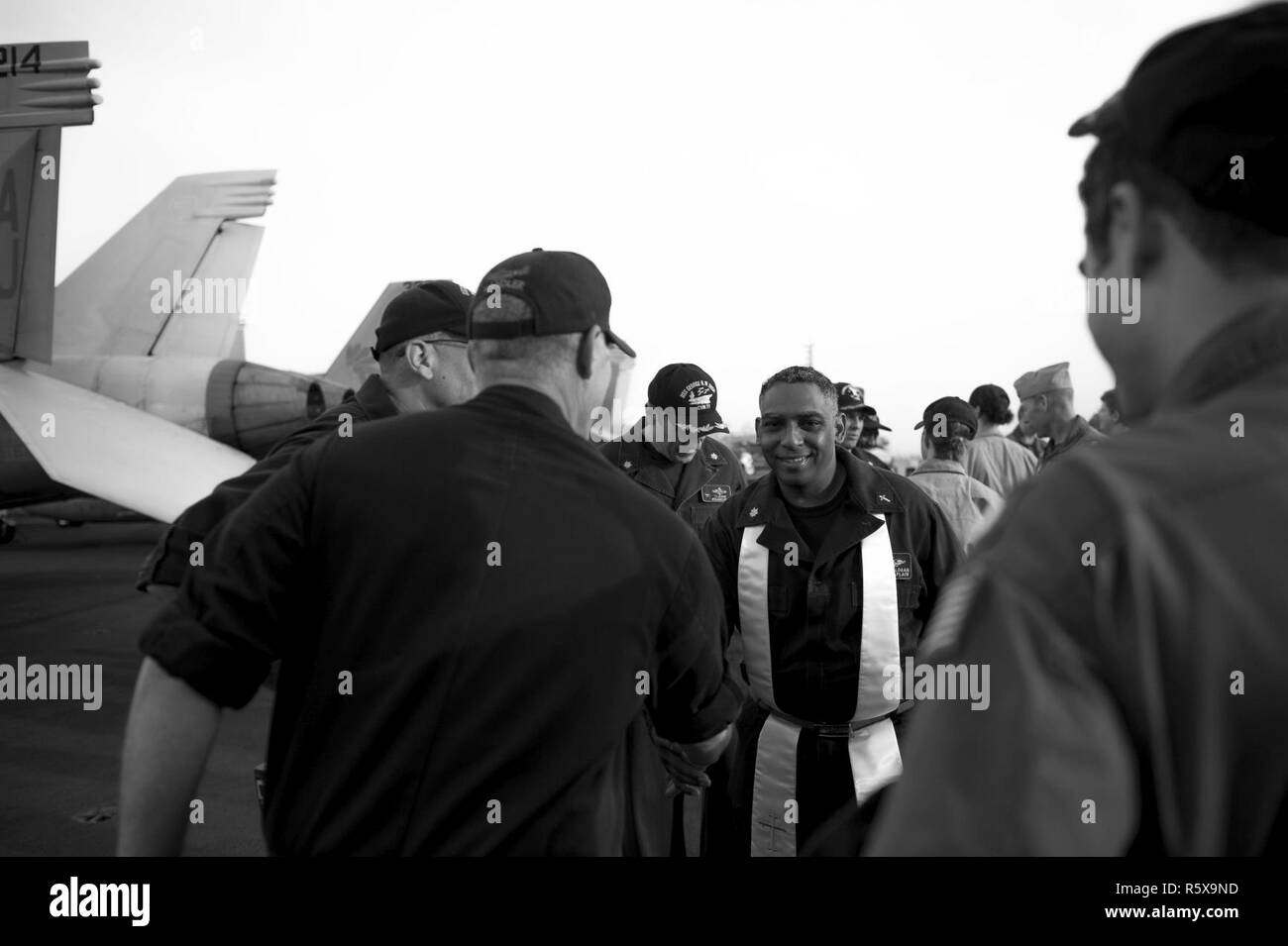 BAHRAIN (16. April 2017) Cmdr. John Logan, ein Marine Kaplan an Bord der Flugzeugträger USS George H.W. Bush (CVN 77) (GHWB), wünsche Segler ein frohes Osterfest nach einem Sonnenaufgang Ostergottesdienst auf dem Flugdeck statt. Die George H.W. Bush Carrier Strike Group ist in den USA der 5. Flotte Bereich für Maßnahmen zur Erhöhung der Sicherheit des Seeverkehrs auf die Verbündeten und Partnern zu beruhigen bereitgestellt, und der Freiheit der Schiffahrt eine den freien Handel in der Region zu erhalten. Stockfoto