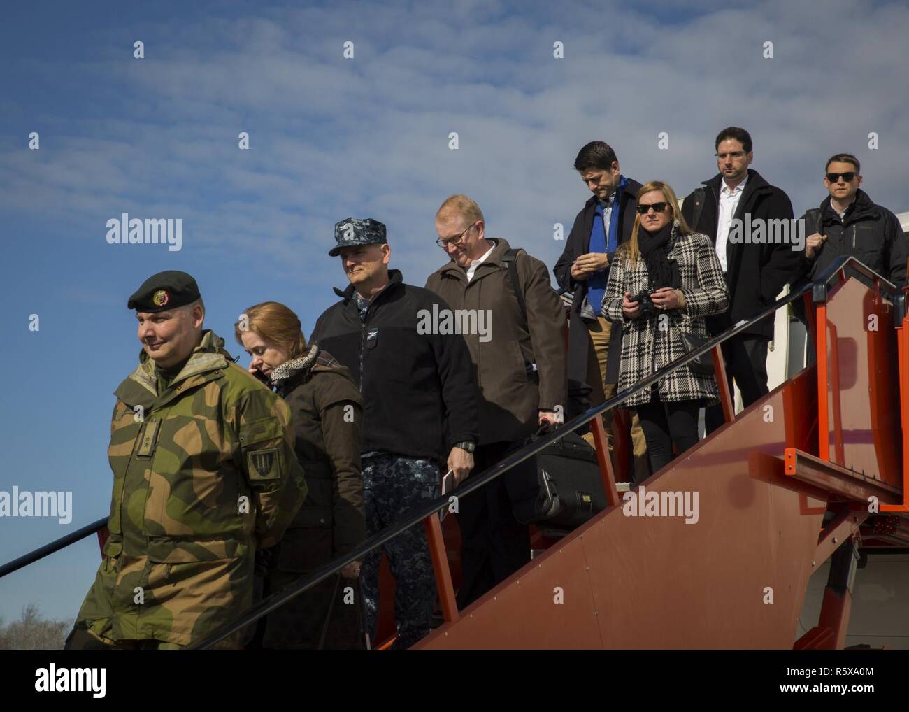 Us-Repräsentantenhaus Sprecher Paul Ryan und andere Mitglieder der Kongreßdelegation ankommen auf dem Rollfeld in Stjørdal, Norwegen das Marine Corps Vorpositionierung Programm Höhlen Tour, 18. April 2017. Der Besuch der Delegation zeigt Engagement für die Marine Corps' für den Frieden durch die Erleichterung der Kommunikation und die Idee gemeinsam mit Norwegen, aufbauend auf eine solide Grundlage für die künftige Zusammenarbeit. Stockfoto