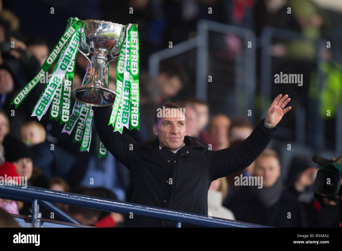 Hampden Park, Glasgow, UK. 2. Dez, 2018. Scottish League Cup Final, Celtic gegen Aberdeen; Keltischer Manager Brandon Rodgers zeigt die Betfred Cup an die Fans: Aktion plus Sport/Alamy leben Nachrichten Stockfoto