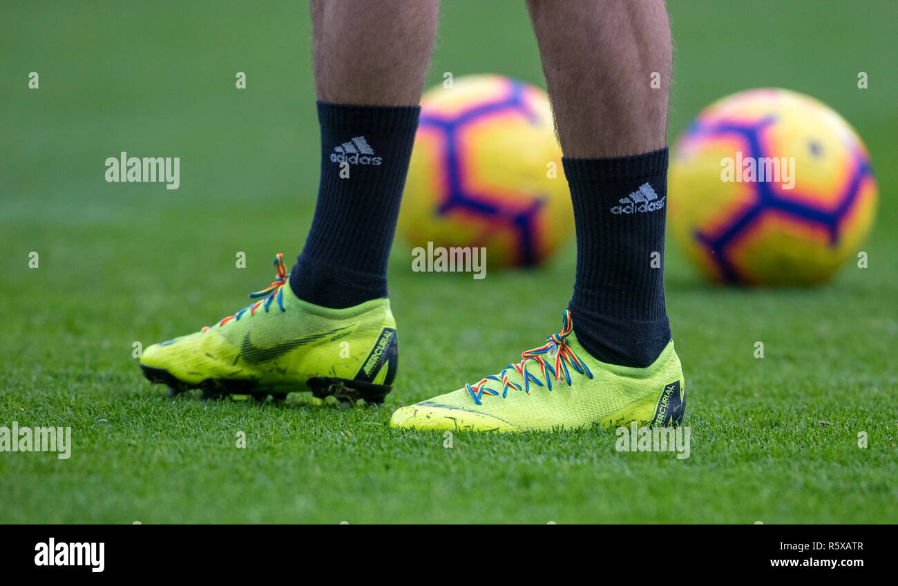 London, Großbritannien. 2. Dez, 2018. London, Großbritannien. 2. Dez 2018. Der Nike Mercurial Fußballschuhe von Joe Bryan von Fulham mit Regenbogen Schnürsenkel zur Unterstützung der Stonewall Kampagne unterstützt alle Lesben und Schwule im Fußball beim Premier League Spiel zwischen Chelsea und Fulham an der Stamford Bridge, London, England am 2. Dezember 2018. Foto von Andy Rowland. (Foto darf nur für Zeitung und/oder Zeitschrift redaktionelle Zwecke. www.football-dataco.com) Credit: Andrew Rowland/Alamy leben Nachrichten Stockfoto