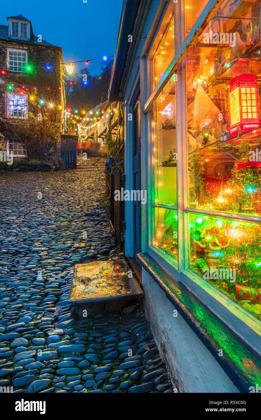 Clovelly, Devon, Großbritannien. 2. Dez, 2018. Die gepflasterten Straßen und den malerischen Hafen im malerischen Dorf Clovelley North Devon war eine atemberaubende Kulisse für ein festliches Licht Feier am Sonntag, den 2. Dezember. Zum Glück hat der Regen vorausgesagt und starke Winde blieben weg, als die Menge genossen Weihnachten Weihnachtslieder, Sängern und einer Brass Band durch die Beleuchtung der Weihnachtsbeleuchtung und ein Feuerwerk. Credit: Terry Mathews/Alamy leben Nachrichten Stockfoto