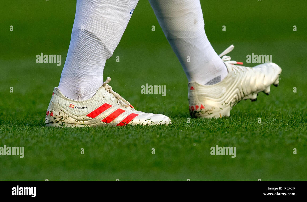 London GroBbritannien. 02 Dez 2018. C sar Azpilicueta von Chelsea Adidas Copa football boots Anzeige der Spanien Flagge CARLOTA wahrend der Premier League Spiel zwischen Chelsea und Fulham an der Stam...