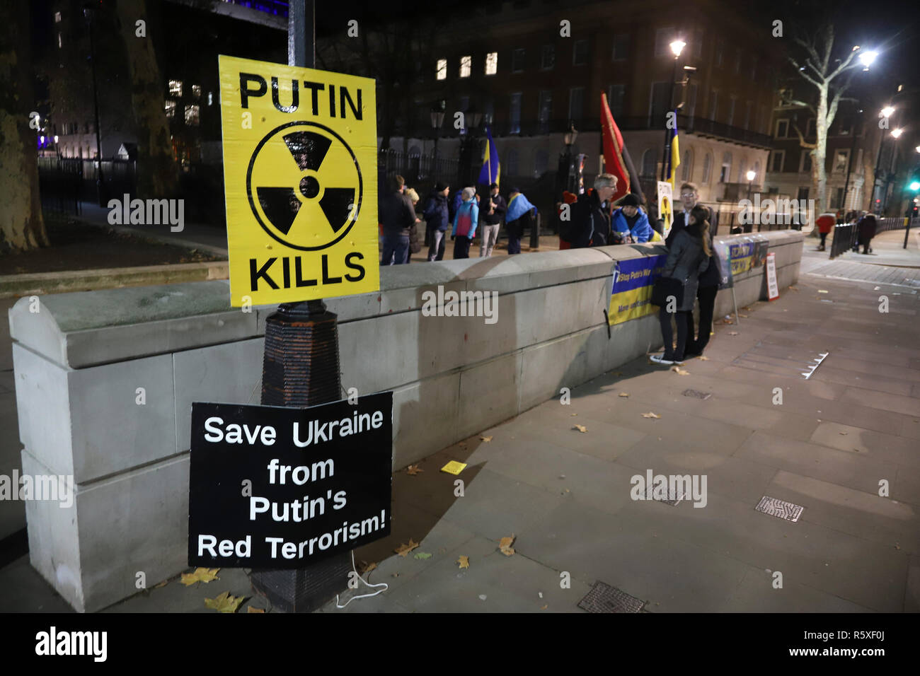 Plakate werden gesehen, hängen an der Stange während des Protestes. Die ukrainer Protest gegen Putin und Russland im Zentrum von London, Großbritannien, wie die jüngste Eskalation der politischen und militärischen Spannungen zwischen den Ländern aus Angst vor einem Krieg. Stockfoto