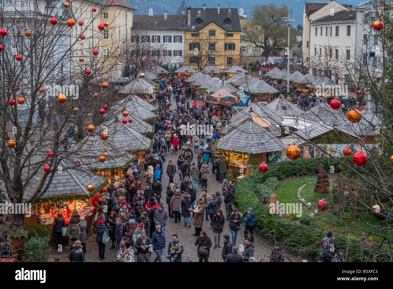 Bozen, Italien. 2. Dezember, 2018. Ein Blick auf die Brixen Märkte von oben in einem Weihnachtsmarkt in Brixen am 2. Dezember 2018. Alessandro Mazzola/Erwachen/Alamy leben Nachrichten Stockfoto