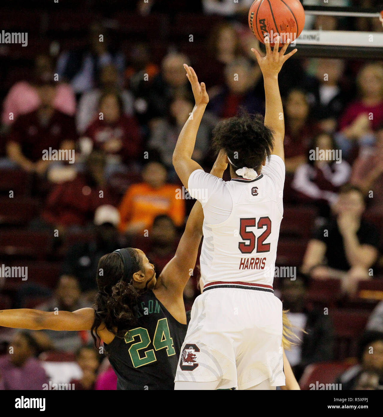 Columbia, SC, USA. 2. Dez, 2018. Baylor Bears guard Chloe Jackson (24) bekommt eine Hand in das Gesicht von South Carolina Kampfhähne guard Tyasha Harris (52), wie sie in der NCAA Basketball matchup schießt im Colonial Life Arena in Columbia, SC. (Scott Kinser/Cal Sport Media) Credit: Csm/Alamy leben Nachrichten Stockfoto