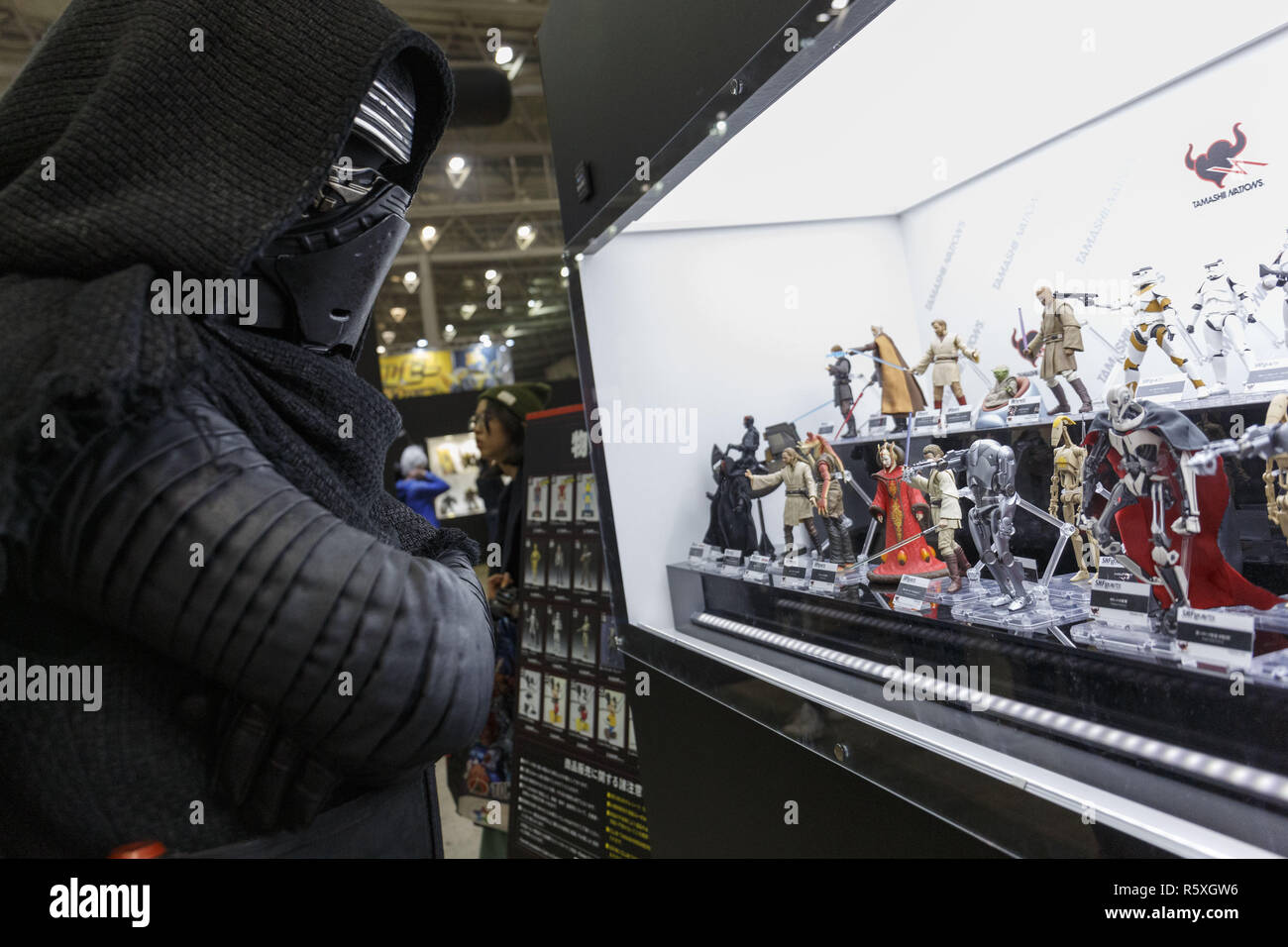 Chiba, Japan. 2. Dez, 2018. Ein cosplayer gekleidet als Kylo Ren an Action Figuren von Star Wars während der Tokyo Comic Con 2018 in Makuhari Messe International Exhibition Hall in Chiba aussieht. Die Veranstalter erwarten rund 50.000 Besucher während der dritte jährliche Ausgabe von Tokio Comic Con, die vom 30. November bis 2. Dezember. Credit: Rodrigo Reyes Marin/ZUMA Draht/Alamy leben Nachrichten Stockfoto