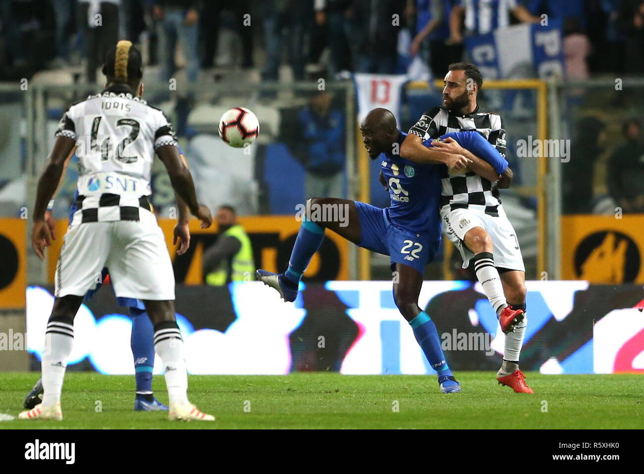 Porto, Portugal. 2. Dez, 2018. Danilo Pereira (C) von Porto Mias mit Rafael Lopes (R) von Boavista während der Portugiesischen Liga Fußball Match zwischen Boavista und FC Porto auf Bessa-stadion in Porto, Portugal, am Dez. 2, 2018. FC Porto gewann 1:0. Credit: Catarina/Xinhua/Alamy leben Nachrichten Stockfoto