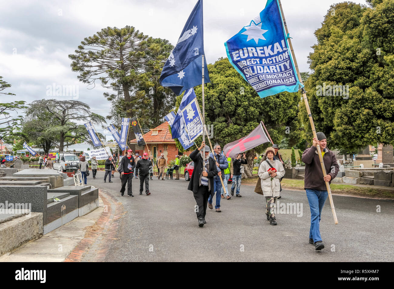 Alte Ballarat Friedhof, Ballarat, Victoria, Australien. 3. Dezember 2018. Im März auf der Eureka diggers Grabstellen durch die Rückgewinnung der radikalen Geist der Eureka Rebellion Kampagne aus dem anarchistischen Medien Institut. Credit: Brett Keating/Alamy leben Nachrichten Stockfoto