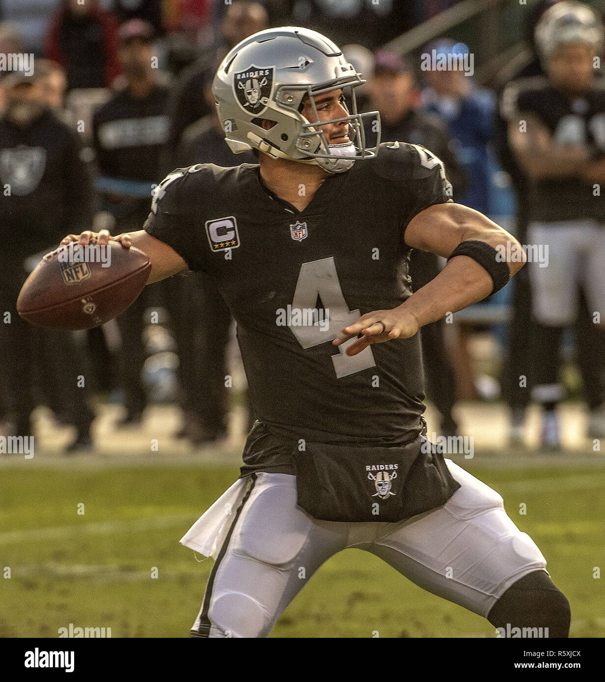 Oakland, Kalifornien, USA. 2. Dez, 2018. Oakland Raiders Quarterback Derek Carr (4) übergibt Ball downfield am Sonntag, 2. Dezember 2018, an Oakland-Alameda County Coliseum in Oakland, Kalifornien. Die Leiter besiegt die Räuber 40-33. Credit: Al Golub/ZUMA Draht/Alamy leben Nachrichten Stockfoto