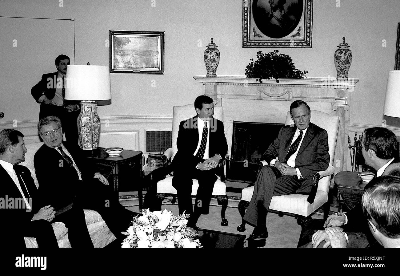 Washington, DC. 4-18-1991 Präsident George H.W. Bush trifft Gouverneure im Oval Office vor dem Briefing. L-R Roy Romer (Colo) John Ashcroft (Missouri) Präsident Bush, Sec. der Bildung Lamar Alexander Credit: Mark Reinstein/MediaPunch Stockfoto