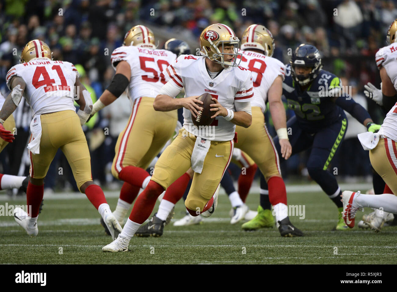 Seattle, Washington, USA. 2. Dez, 2018. NFL 2018 - 49er Quarterback NICK MULLENS (4) Brötchen zu seiner Rechten während ein NFL Spiel zwischen San Francisco und Seattle im Century Link Feld in Seattle, WA. Credit: Jeff Halstead/ZUMA Draht/Alamy leben Nachrichten Stockfoto