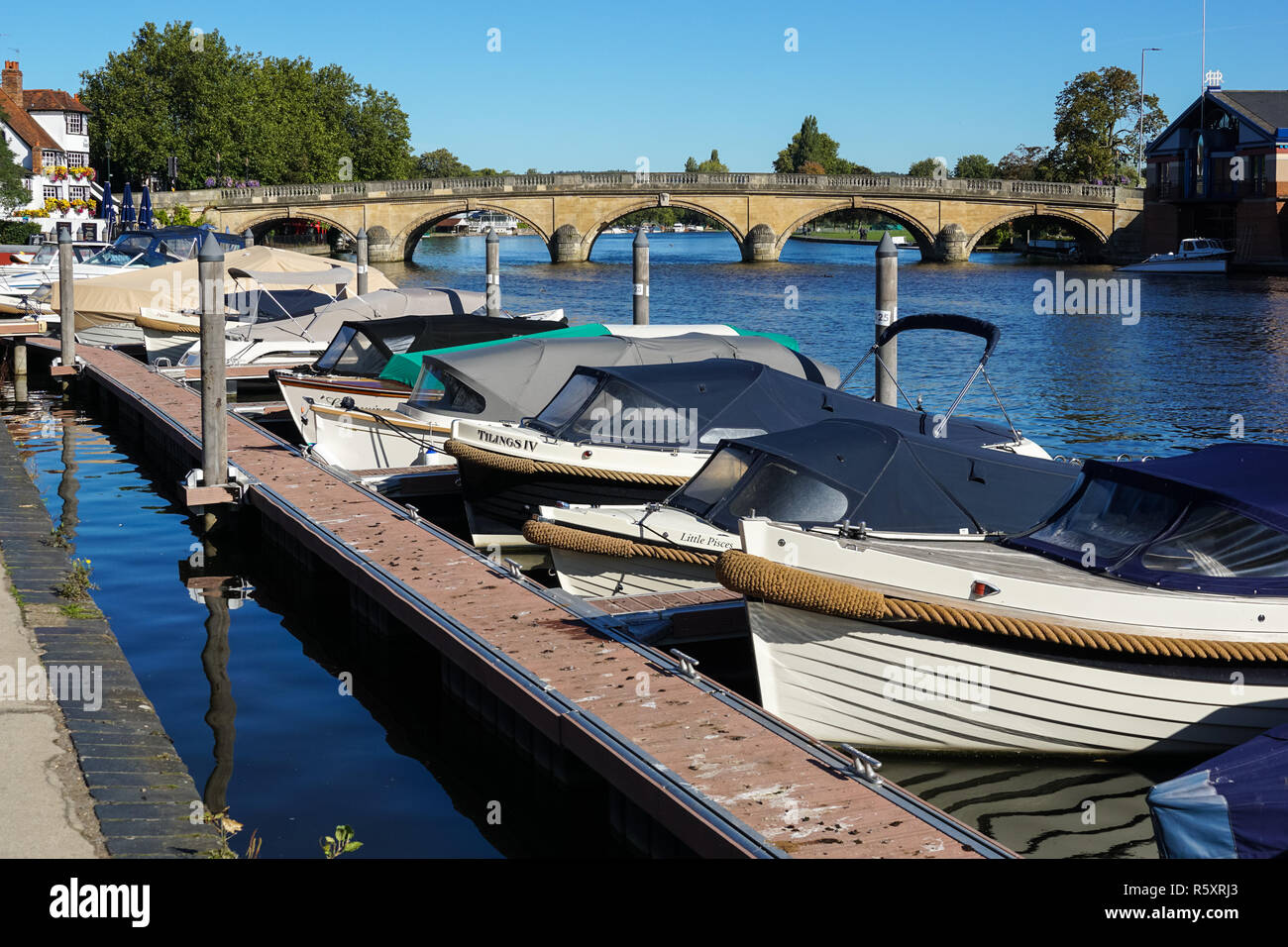 Boote in Henley on Thames mit Henley Bridge im Hintergrund, Oxfordshire, England Vereinigtes Königreich Großbritannien Stockfoto